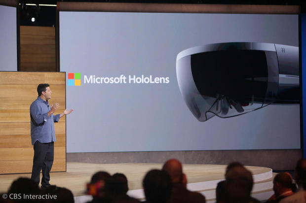 Microsoftの「HoloLens」

　仮想現実から拡張現実（Microsoftは「複合現実」と呼ぶ）へ。MicrosoftのHoloLensは、CGオブジェクトをユーザーの視界に投影するスタンドアロンシステムだ。Microsoft HoloLens開発キットは2016年初めに3000ドルで利用可能になる予定だ。
