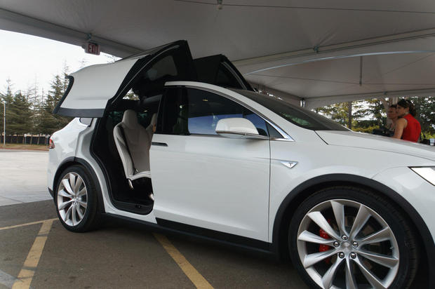 Teslaの「Model 3」が披露？

　Teslaの次期電気自動車であるModel 3が販売されるのは、早くて2017年の予定だ。しかし、同社最高経営責任者（CEO）のElon Musk氏は、予約が2016年3月には可能となることを明らかにしている。開始価格はおよそ3万5000ドルで、Teslaとしては最も手頃な価格の車となる（写真はTeslaの最新車で8万ドル以上する「Model X」）。しかし、Teslaは、計画を遅らせることについては常習犯だ。そのため、Model 3が2016年に登場すると考えない方が良いだろう。
                    
