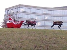 犬型ロボットが引くサンタのソリ--Boston Dynamicsの「キモカワイイ」クリスマス動画