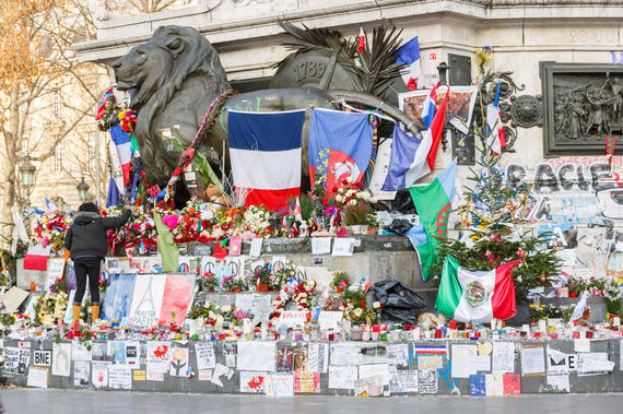 パリ襲撃の犠牲者を追悼するための添えられた花束
