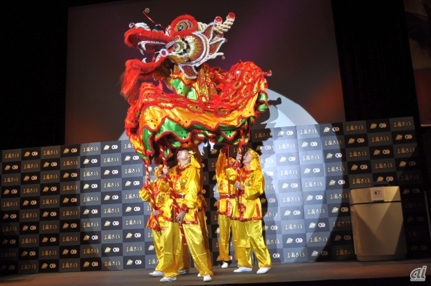 　冒頭では中国伝統芸能の龍舞が披露され、発表会に華を添えた。