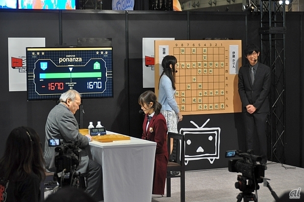 　アナログゲームの魅力を伝えるステージも実施。写真は将棋スペシャル対局で、加藤一二三九段対乃木坂46の伊藤かりんさんの様子。