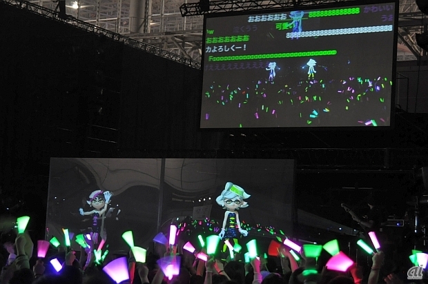 　ライブの映像は、初音ミクのライブなどでよく用いられている透明なスクリーンにキャラクターを投影させる形。いざ2人が登場するとサイリウムが振られ、大歓声がわき上がった。