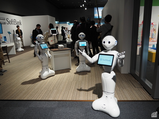 　「未来のショップ」コーナーでは、ソフトバンクが3月に期間限定でオープンする予定の、ロボットだけで接客する「Pepperだらけの携帯ショップ 」をイメージした展示が行われた。