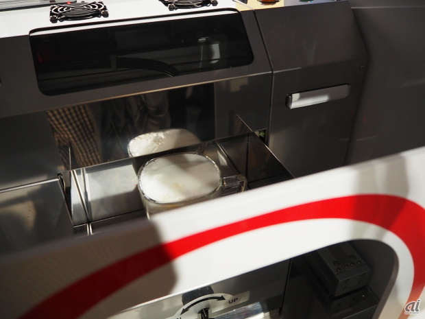 　専用のマシンにラテを入れたカップを入れる。