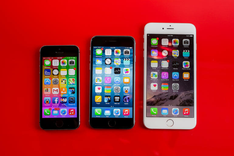  iPhone 6cは、iPhone 5s（左）と同じ4インチ画面を搭載すると予想されている。写真中央はiPhone 6（4.7インチ画面）で、写真右はiPhone 6 Plus（5.5インチ画面）。