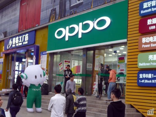 中国のOPPOの店舗。公式マスコットキャラクターは子供に人気