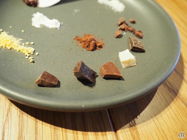 　これらは、一般的なチョコレートでよく使用される成分で、素材を自分の舌で確かめられる。その後、実際にチョコレートを試食し、含まれるカカオの有含率や使用している原料などを推測する。
