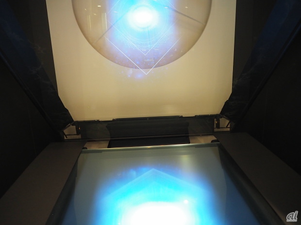 　ホログラムを映す箱の内部。特別な光をあてるなどして三次元として再生できる。