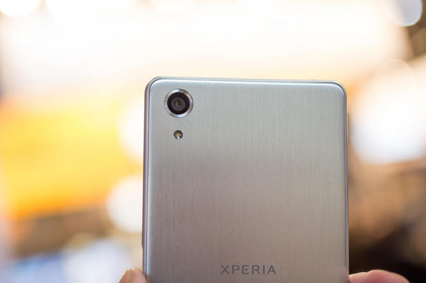 　メインカメラの解像度は23メガピクセル。最上位端末である「Xperia Z5」と同じだ。