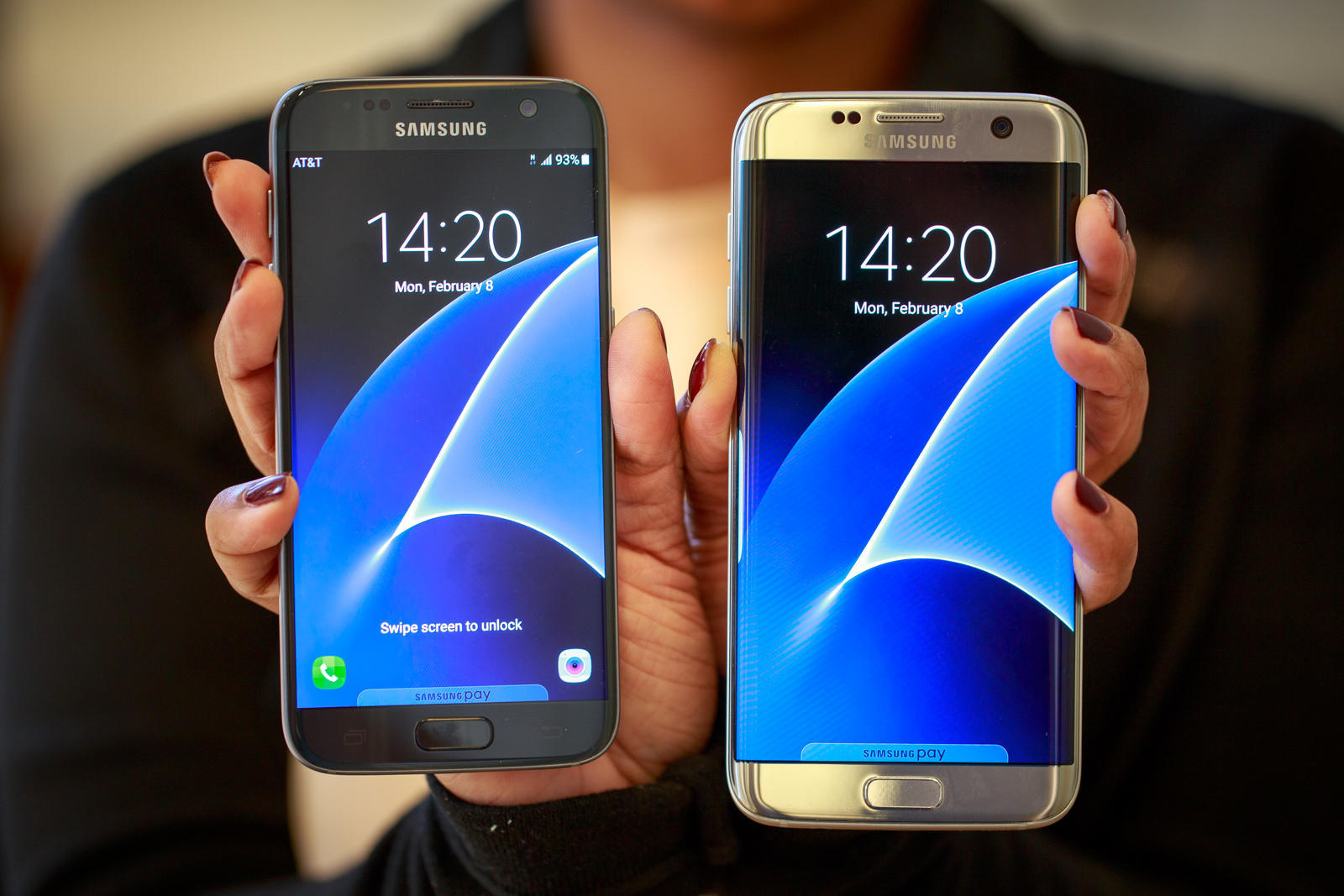 Galaxy S7 edge（右）はGalaxy S7よりも大きく、追加機能を搭載している。