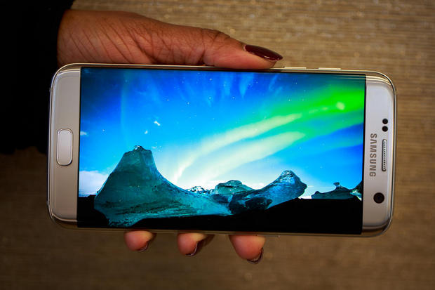 　丸みを帯びた両端が、Galaxy S7 edgeの美しさを際立たせている。