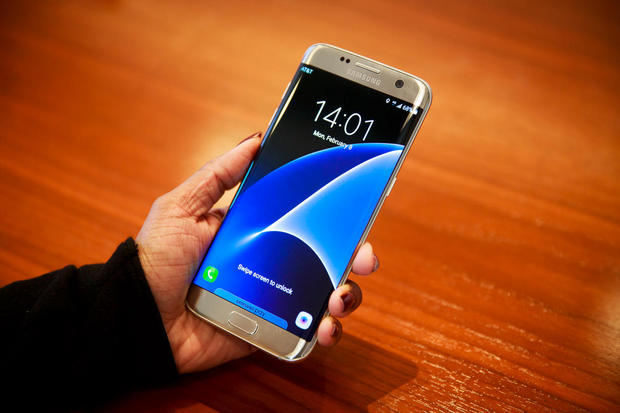 　「Galaxy S7 edge」は防水コーティングも含め、より小型の「Galaxy S7」とほぼすべて同じ特徴を備えている。

関連記事：「Galaxy S7 edge」の第一印象--曲面ディスプレイを活かした新モデル
