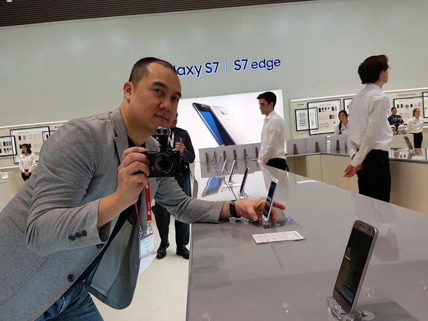 　筆者はもう一度Galaxy S7のカメラに戻って、何回か撮影してみた。Ubergizmoの記者で、筆者の友人であるHubert Nguyen氏も同じく撮影中だ。