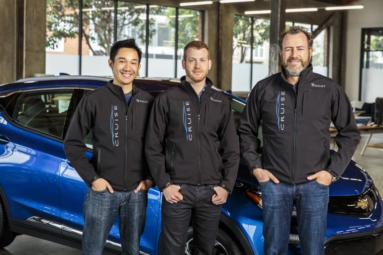 General MotorsのプレジデントDan Ammann氏（右）とCruise Automation共同創設者のKyle Vogt氏（中央）とDaniel Kan氏（左）