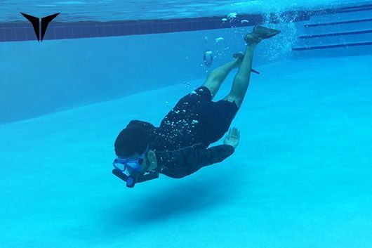 “人工エラ”水中呼吸器で自由に泳げる（出典：Indiegogo）