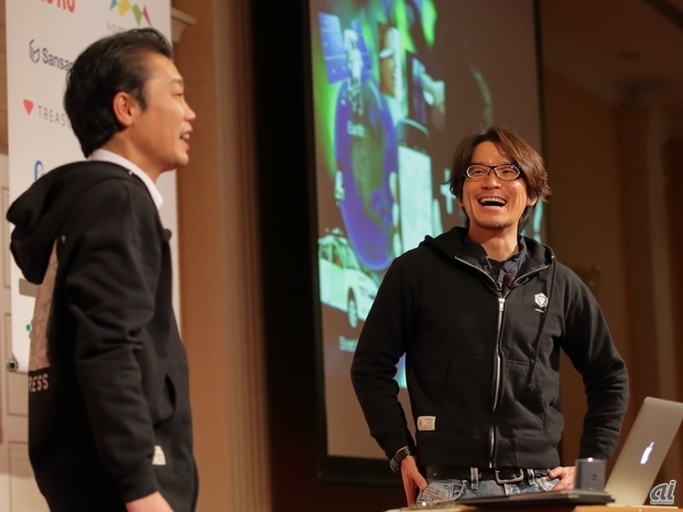 講演はCNET Japan編集長の別井貴志と語り合うかたちで進んだ。