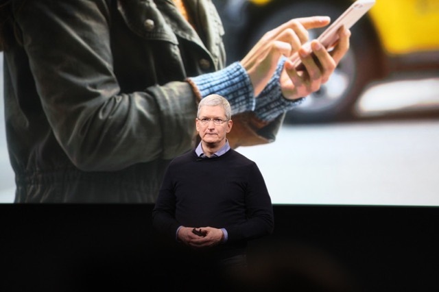 Tim Cook氏は3月21日、Appleはプライバシー保護を支持するとFBIとの争いを前にしてカリフォルニア州クパチーノにある同社本社で開催のイベントで述べた。