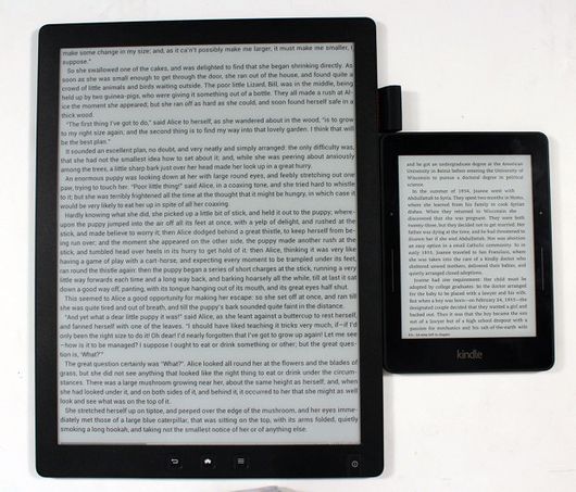 6インチ画面の「Kindle Voyage」（右）と比べ圧倒的な大きさ（出典：Indiegogo）