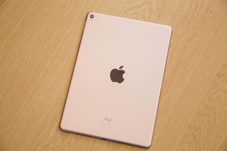 9.7インチiPad Proでは、iPadとしては初めてローズゴールドモデルが登場する。