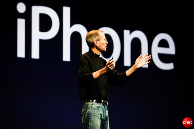 2007年1月 - iPhone

　Steve Jobs氏は、サンフランシスコで開催された2007年のMacworld Expoの基調講演で、Appleの初代iPhoneを披露した。同氏はAppleが「電話を再発明する」と語り、実際にそのとおりになった。初代iPhoneは米国において6月29日に発売された。それ以来、9億台近いiPhoneが販売されており、Appleは世界有数のスマートフォンメーカーとなっている。AppleはiPhoneを発表した日に、社名をApple ComputerからApple Inc.に改称した。
