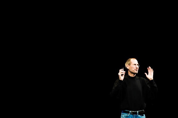 1997年7月 - Steve Jobs氏、最高経営責任者（CEO）として復帰

　Steve Jobs氏は1997年、Appleの事実上のCEOとなった。当時CEOだったGil Amelio氏の解任から、ほどなくしてのことだ。Jobs氏は、冗談で自身を「iCEO」と呼んだが（「i」は暫定を意味する「interim」）、倒産寸前だったAppleを再建する行動は迅速だった。Microsoftと交渉して、1億5000万ドルの出資と、Mac向け「Office」の向こう5年間のサポートという合意を取り付けたかと思えば、数多くのApple製品を打ち切っている。携帯端末「Newton」も、このとき切り捨てられた製品の1つだ。

