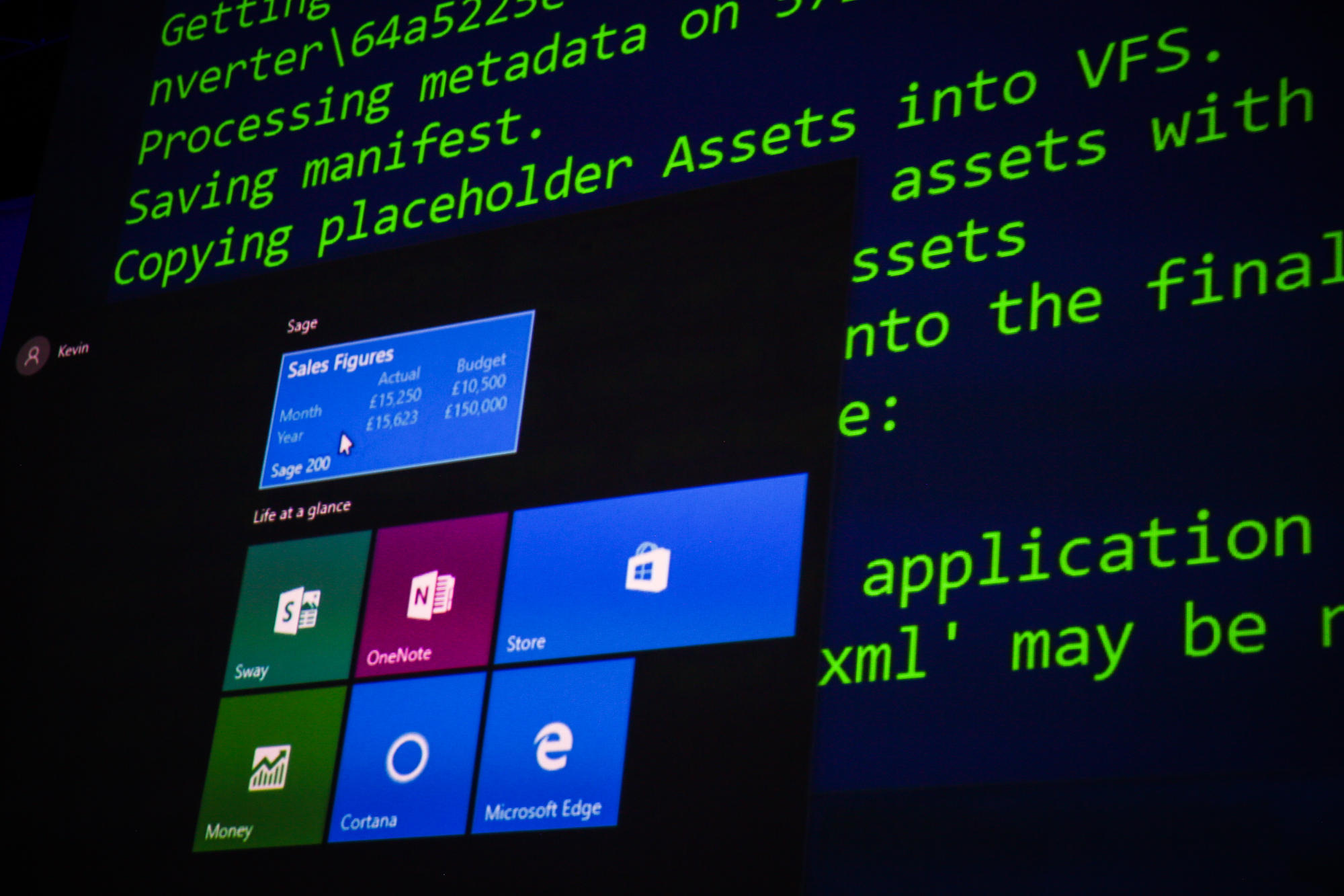 Windows 10の「PowerShell」コマンドラインツールにライバルLinuxのBashが加わる。