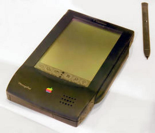 「Newton MessagePad」（1993年）

　Apple初のパーソナルデジタルアシスタント端末であるMessagePadは、「iPad」の先駆けとなった製品だ。「Newton」OSが搭載され、スタイラスが付属し、手書き認識機能を備えていた。
