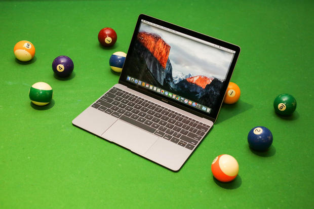 Appleの2016年版「MacBook」

　Appleの最も携帯性に優れたMacBookが2016年モデルにアップデートされ、より高速なIntelチップと、より長時間持続するバッテリが搭載された。しかし、「USB-C」ポートを1基のみを搭載するというデザインは、変更されなかった。

関連記事：新12インチ「MacBook」レビュー--好みが分かれる仕様ながら性能向上でより魅力的に