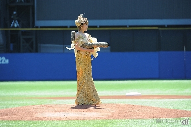 　さらに始球式には、歌手の小林幸子さんが登場し、バズーカで“投球”を行う一幕も。
