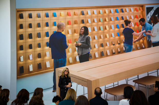 　Ahrendts氏は、Appleに加わる前にはファッションブランドBurberryの最高経営責任者（CEO）を務めていた。写真では、同氏が壁に広がるカラフルな「iPhone」ケース用陳列棚を紹介している。