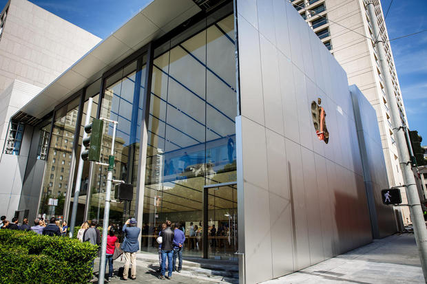 　最初のApple Storeが開店してから15年となる米国時間5月19日、Appleはサンフランシスコのダウンタウンに開店する最新店舗を報道陣に公開した。ここではその様子を写真で紹介する。