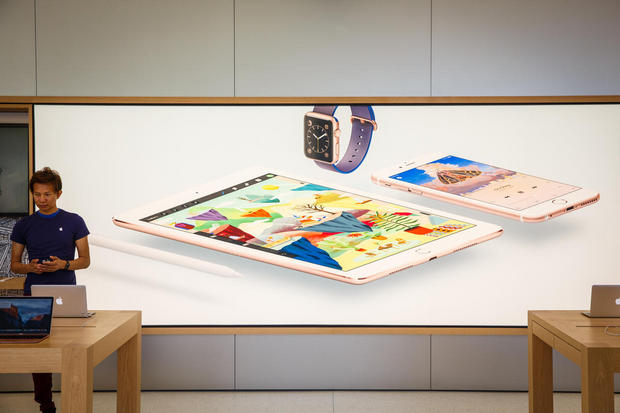 　Appleは、宙に浮き上がる製品の写真が売り上げ増加につながることを望んでいるようだ。