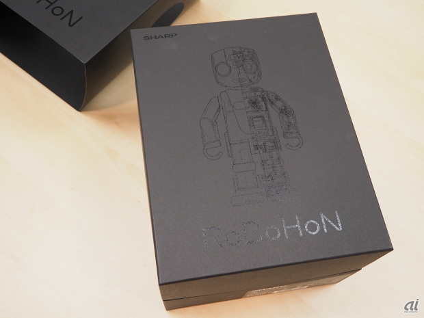 　こちらのボックスは、スケルトン姿のロボホンが描かれている。