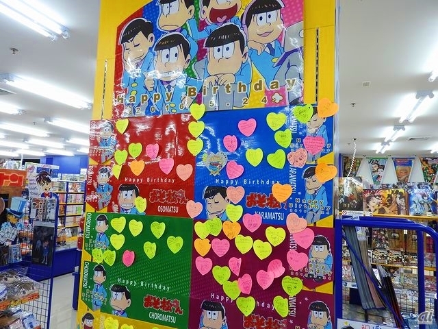 　バンコク店を訪れた日は、偶然にもおそ松さん6つ子の誕生日である5月24日。店内にはバースデーメッセージボードが設けられていたが、1日も経たずに多くのメッセージが寄せられた。タイでの人気の高さが伺える。