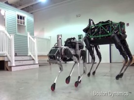 Boston Dynamics、犬型ロボ「SpotMini」動画公開--台所も片付けられるがバナナの皮には弱かった
