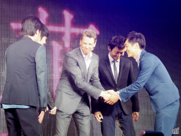 　火花出演者の4人がNetflix Japan代表取締役社長であるグレッグ・ピーターズ氏と握手。