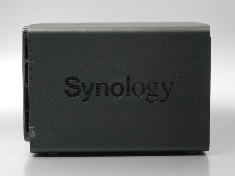 側面のSynologyロゴはスリットが開いており吸気口も兼ねている