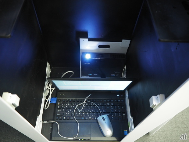 　展示台の内部は、PCと小型のプロジェクタが入っている。
