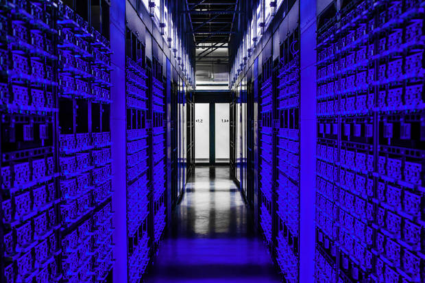 　このデータセンターには、青色の照明が多数設置されている。そう、Facebookのコーポレートカラーは青色だ。しかし、偶然にも、青色の照明はコストもほかの色より0.5セント安い。