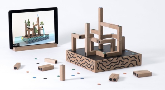 積み木とiPadで遊ぶAR玩具（出典：studio deFORM）