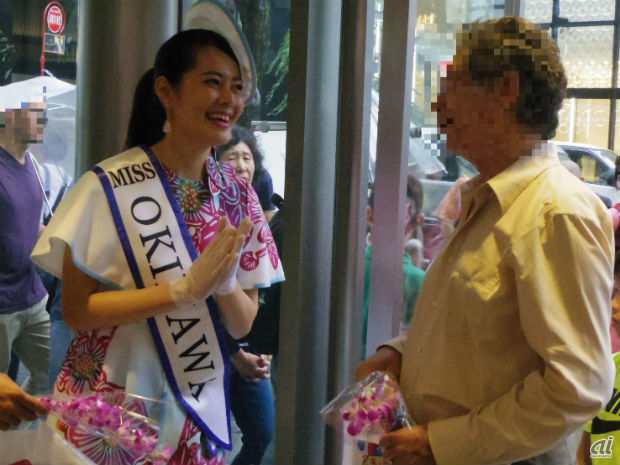 　初日となる7月15日には、2016ミス沖縄コバルトブルーの森田久美子氏から来場者にランの花がプレゼントされた。