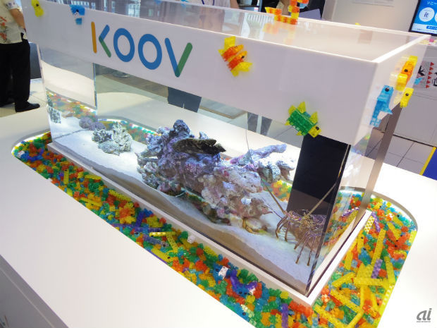 　ソニービルのエントランスでは、水槽にいる生き物を観察しながら、ロボットプログラミング学習キット「KOOV（クーブ）」の体験が可能。毎週土日にはKOOVプログラミングデモンストレーションも実施される。
