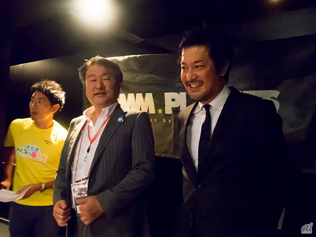 DMM.com代表取締役社長の松栄立也氏（左）と、チームラボ代表取締役の猪子寿之氏（右）