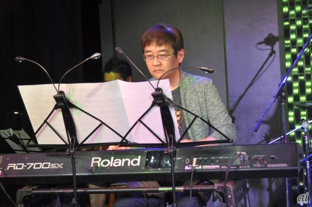　田中氏も自らキーボードで演奏。その音楽に来場者が酔いしれていた。