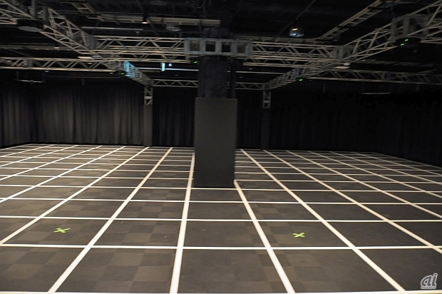 　VR空間の舞台となるプレイフィールドの内観。天井にはプレーヤーの位置を把握するセンサなどの機器を多数設置しているという。