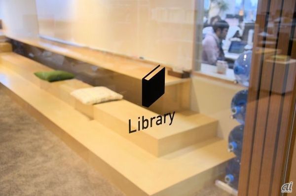 　「Library」と名付けられたこちらの共有スペースは、食に関する書籍はもちろん、雑誌や漫画、システム関連の書籍までがそろっているいわば情報の宝庫。プロジェクタも設置されているため、会議でも使用されることがある。