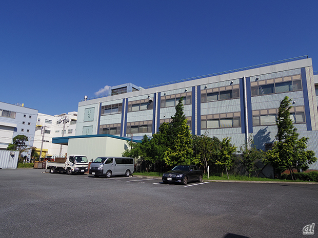 　横浜市鶴見区にある東洋化成の末広工場。現在は主にCDのパッケージの印刷などを手がけており、その中の一部でアナログレコードを製造している。