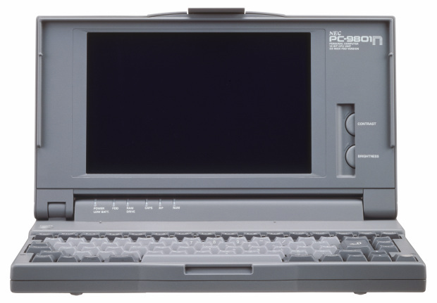 1989年11月、平成生まれのノート型PC「PC-9801N」は、「98NOTE」とよばれた。A4ファイルサイズ（縦253mm×横316mm×厚さ44mm）で重量2.9Kgだ
