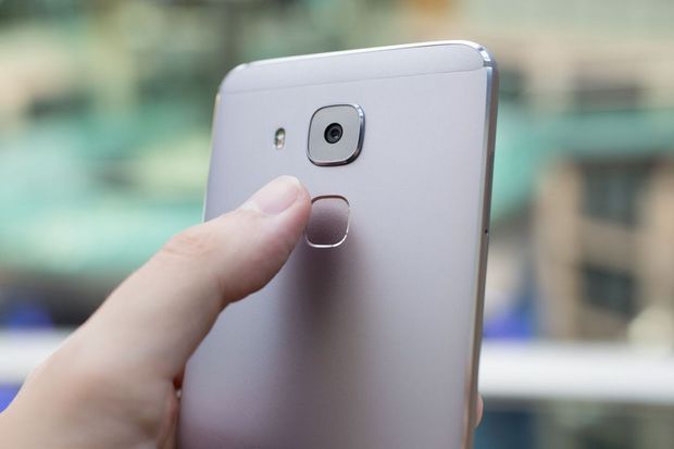 Huaweiの「Nova Plus」

　両モデルとも、背面に指紋リーダーがある。